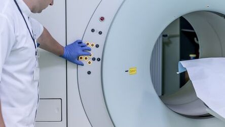 Բժիշկը վերահսկում է MRI ապարատը
